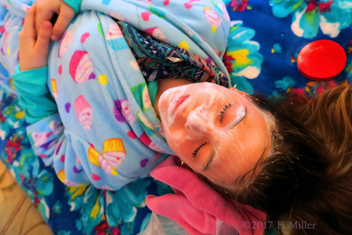 What A Relaxing Girls Facial! What A Relaxing Girls Facial!