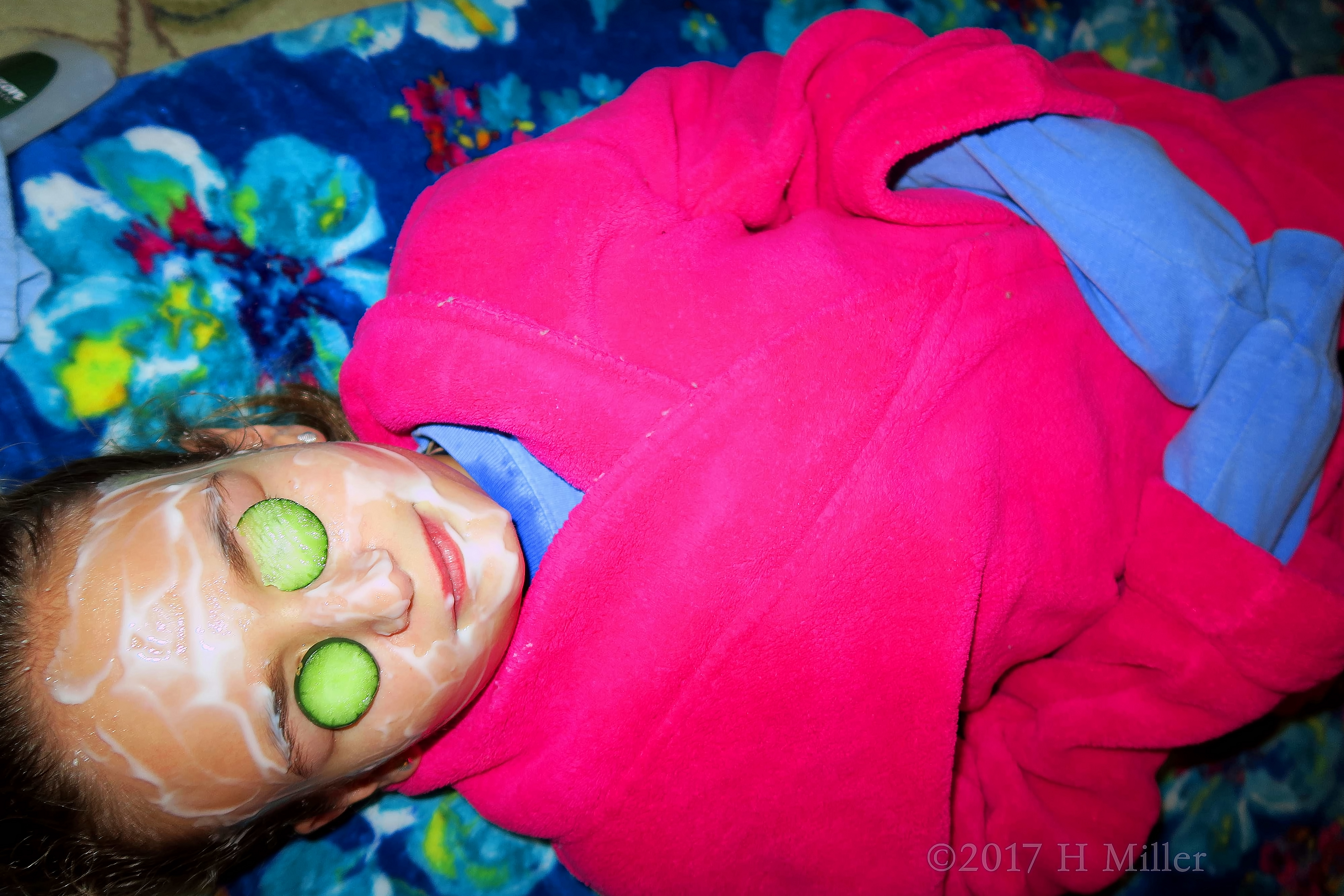 Now These Cucumbers Are Very Soothing During Girls Facials! Now These Cucumbers Are Very Soothing During Girls Facials!