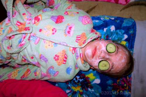 Are You Relaxing With Your Kids Facial Masque On! Are You Relaxing With Your Kids Facial Masque On!