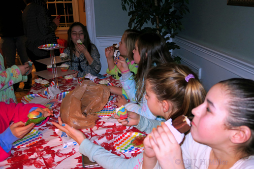 Guests Are Having Cupcakes And Ice Cream Snacks! Guests Are Having Cupcakes And Ice Cream Snacks!