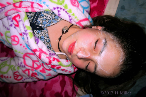 Kate Is Relaxing During Her Kids Facial At The Spa For Girls! Kate Is Relaxing During Her Kids Facial At The Spa For Girls!