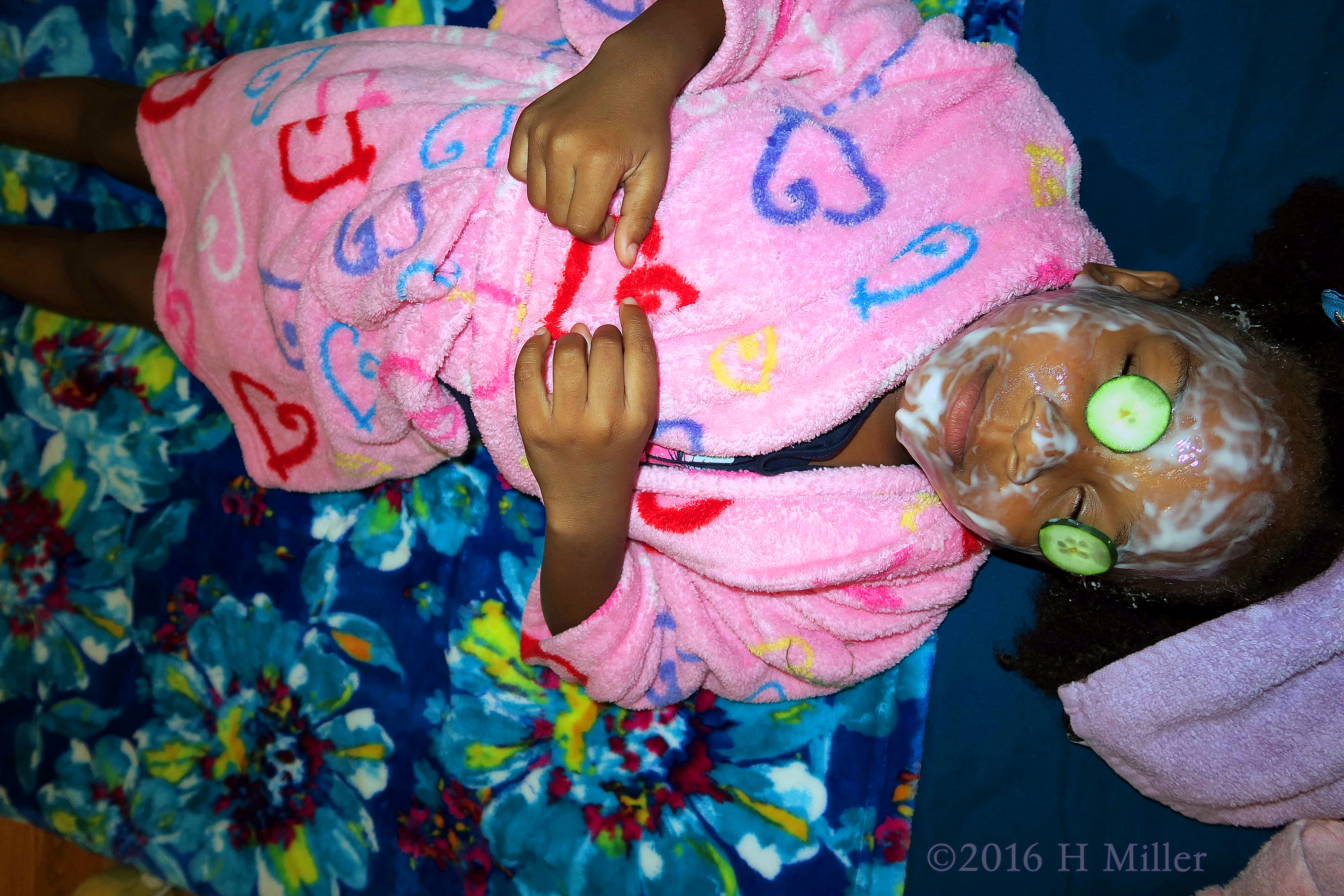 Her Cukes Are Sliding During Her Facial For Girls! Her Cukes Are Sliding During Her Facial For Girls!