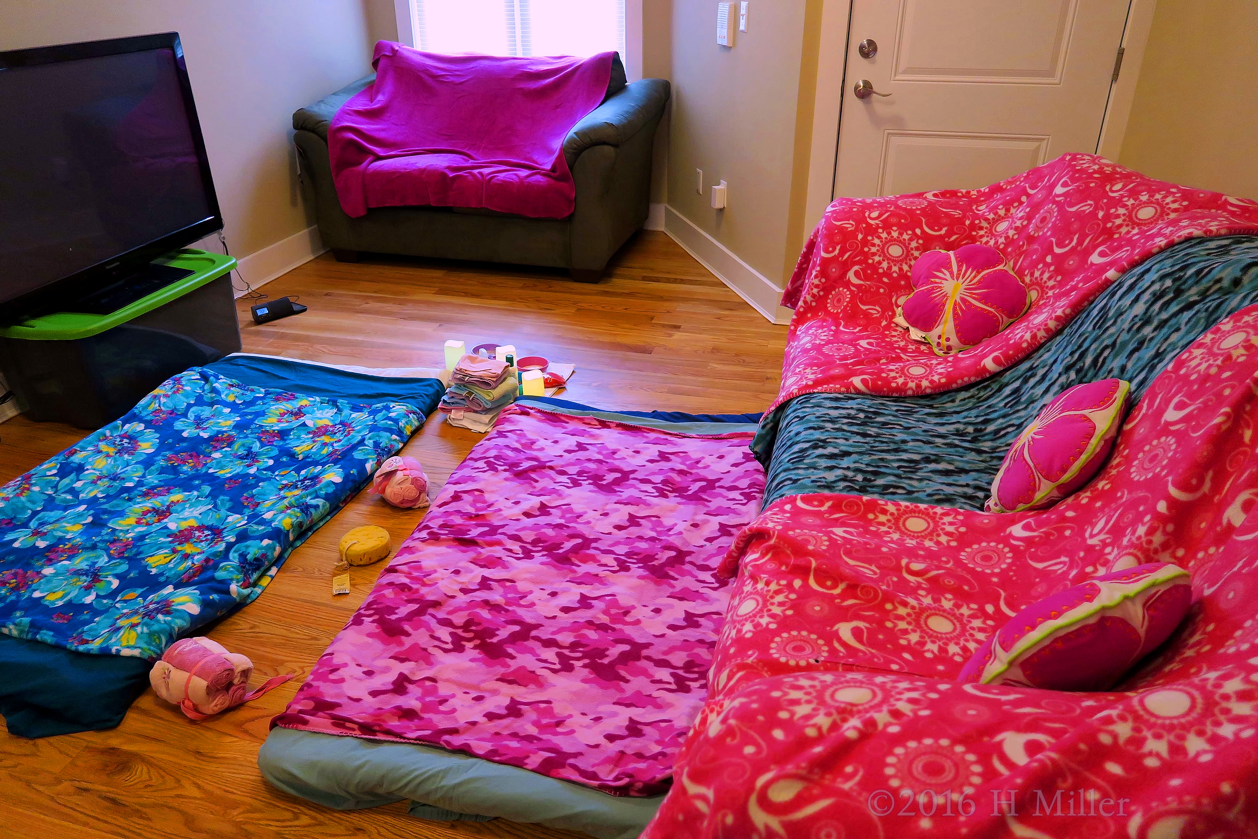 The Spa Couches And Kids Facials Area Ready For The Spa For Kids! The Spa Couches And Kids Facials Area Ready For The Spa For Kids!