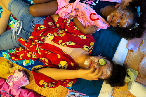 Adjusting Her Cukes During Facials For Girls! Adjusting Her Cukes During Facials For Girls!