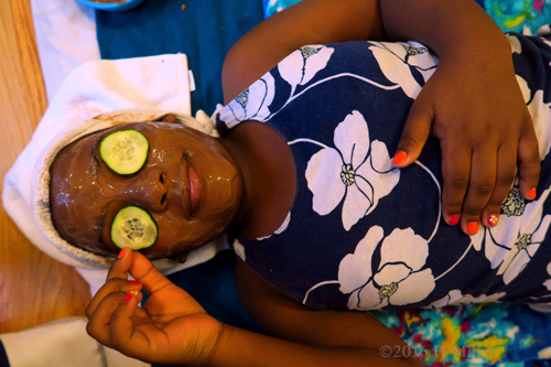 Adjusting Her Cukes During Facials For Girls!