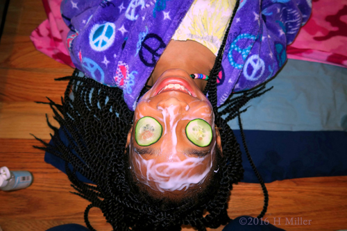 Another Smile During Facials For Girls! Another Smile During Facials For Girls!