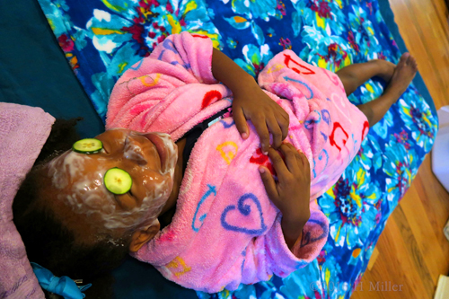 Another Spa Party Guest Gets Her Kids Facial Masque With Cukes On The Eyes! Another Spa Party Guest Gets Her Kids Facial Masque With Cukes On The Eyes!