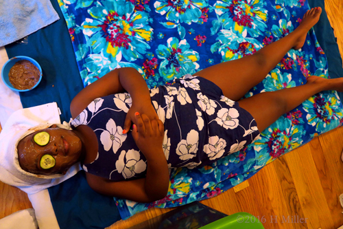 Having A Relaxing Happy Facial For Kids! Having A Relaxing Happy Facial For Kids!