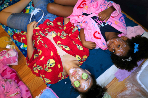 Watching Her Friend Get Her Facial For Girls! Watching Her Friend Get Her Facial For Girls!