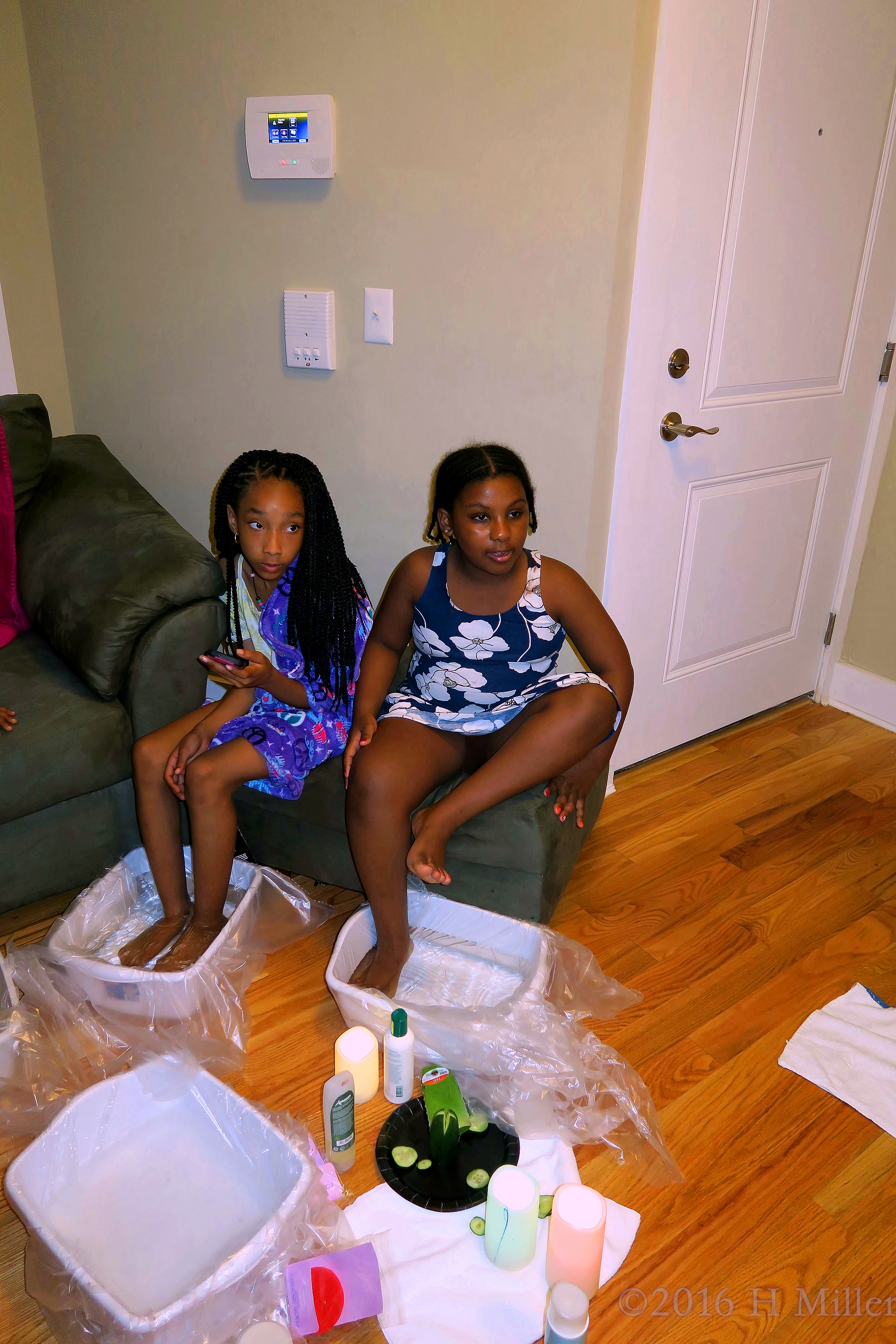 Relaxing During Kids Pedi Footbaths! Relaxing During Kids Pedi Footbaths!