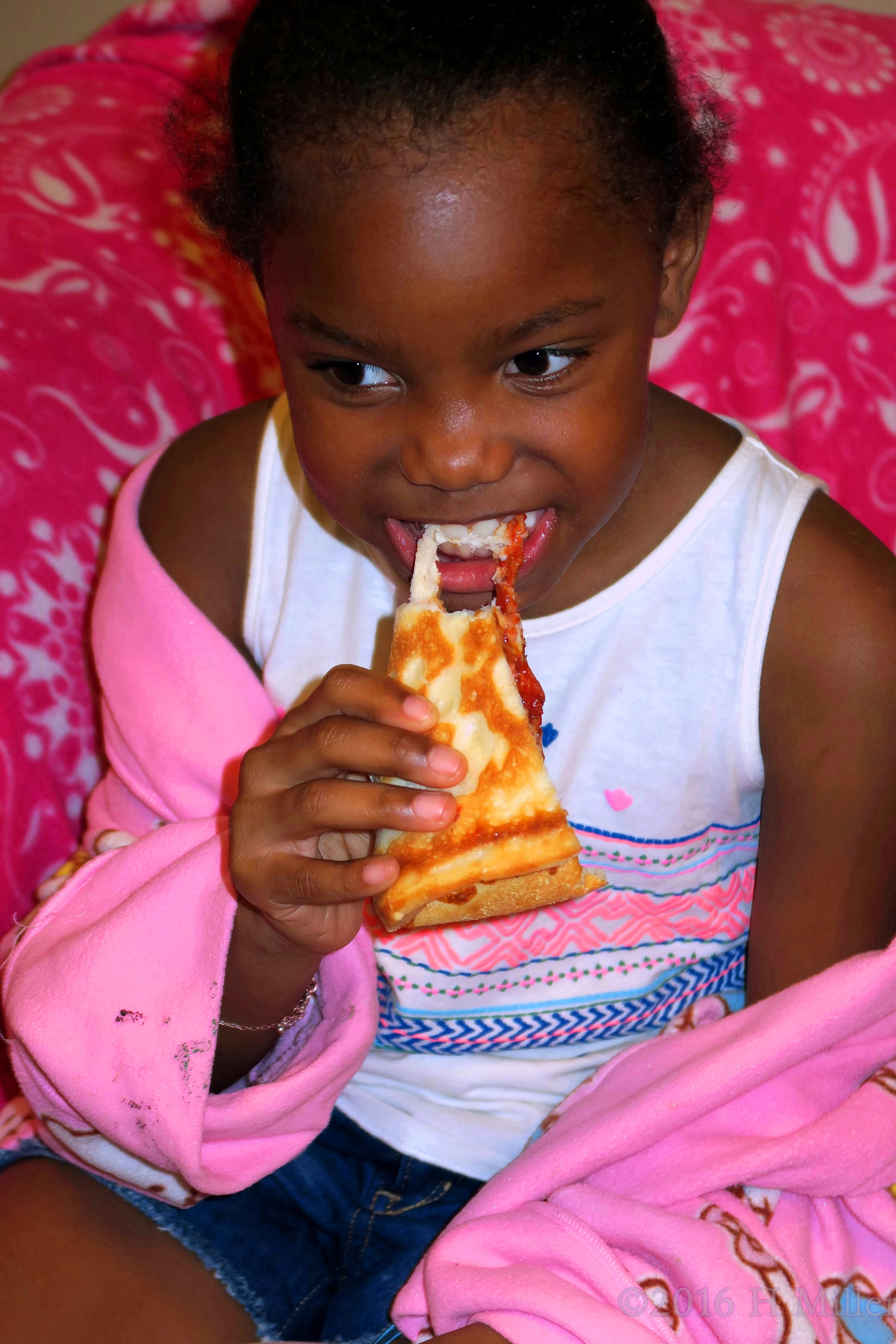 She Loves Pizza, Too! She Loves Pizza, Too!