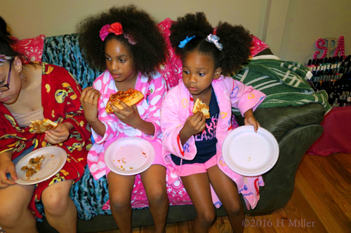 Everyone Loves Pizza! Everyone Loves Pizza!