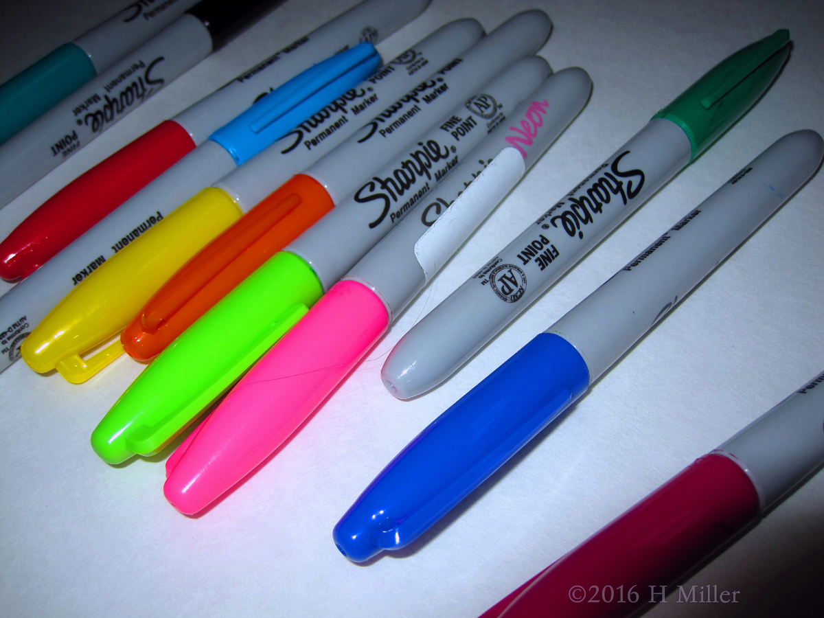 Colorful Marker Pens For Drawing On The Spa Birthday Card! 1200px~28~.jpg Hanging Out On The Couch During The Kids Spa Party 