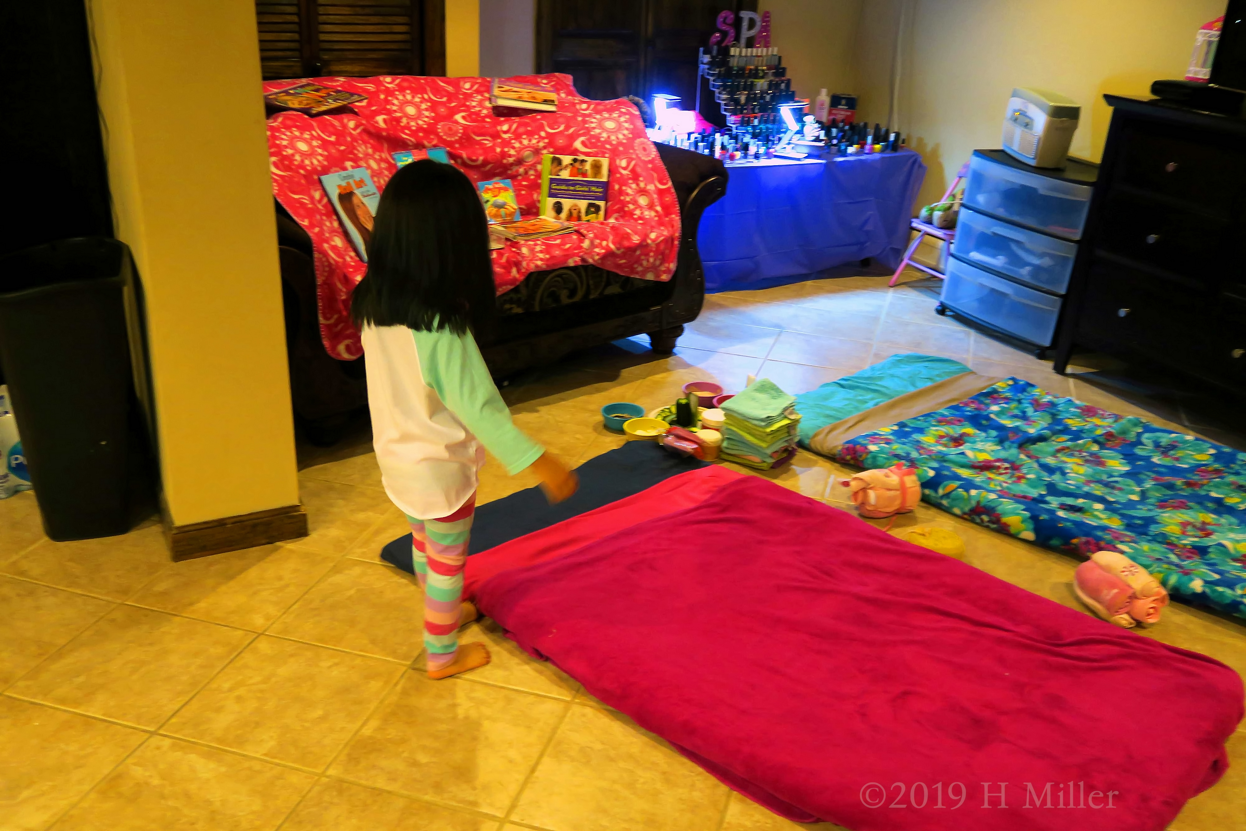 Party Guest Enjoying Colorful Spa Decor 4 Party Guest Enjoying Colorful Spa Decor 4