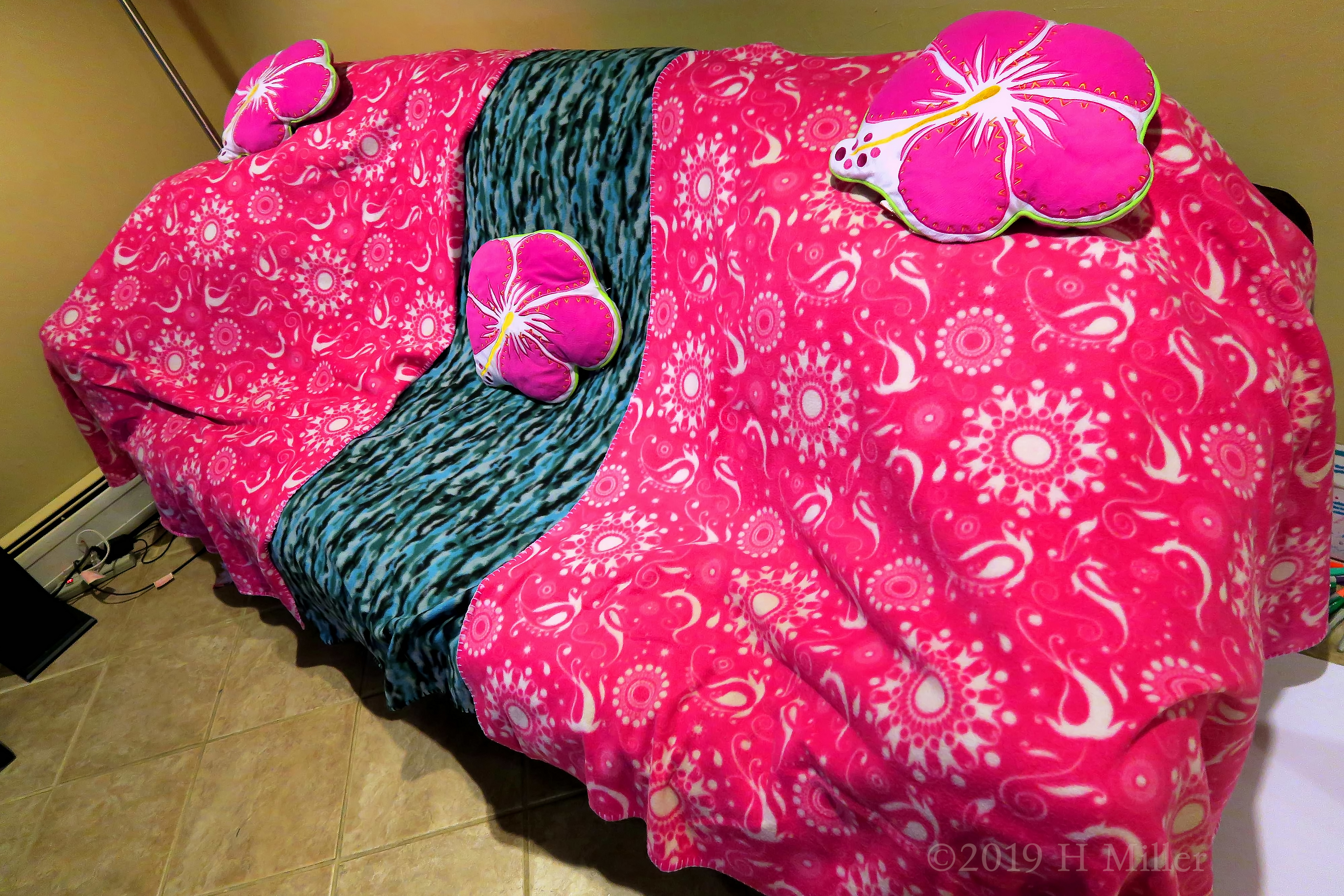 Sparkling Pink Spa Couch With Floral Cushions 4 Sparkling Pink Spa Couch With Floral Cushions 4