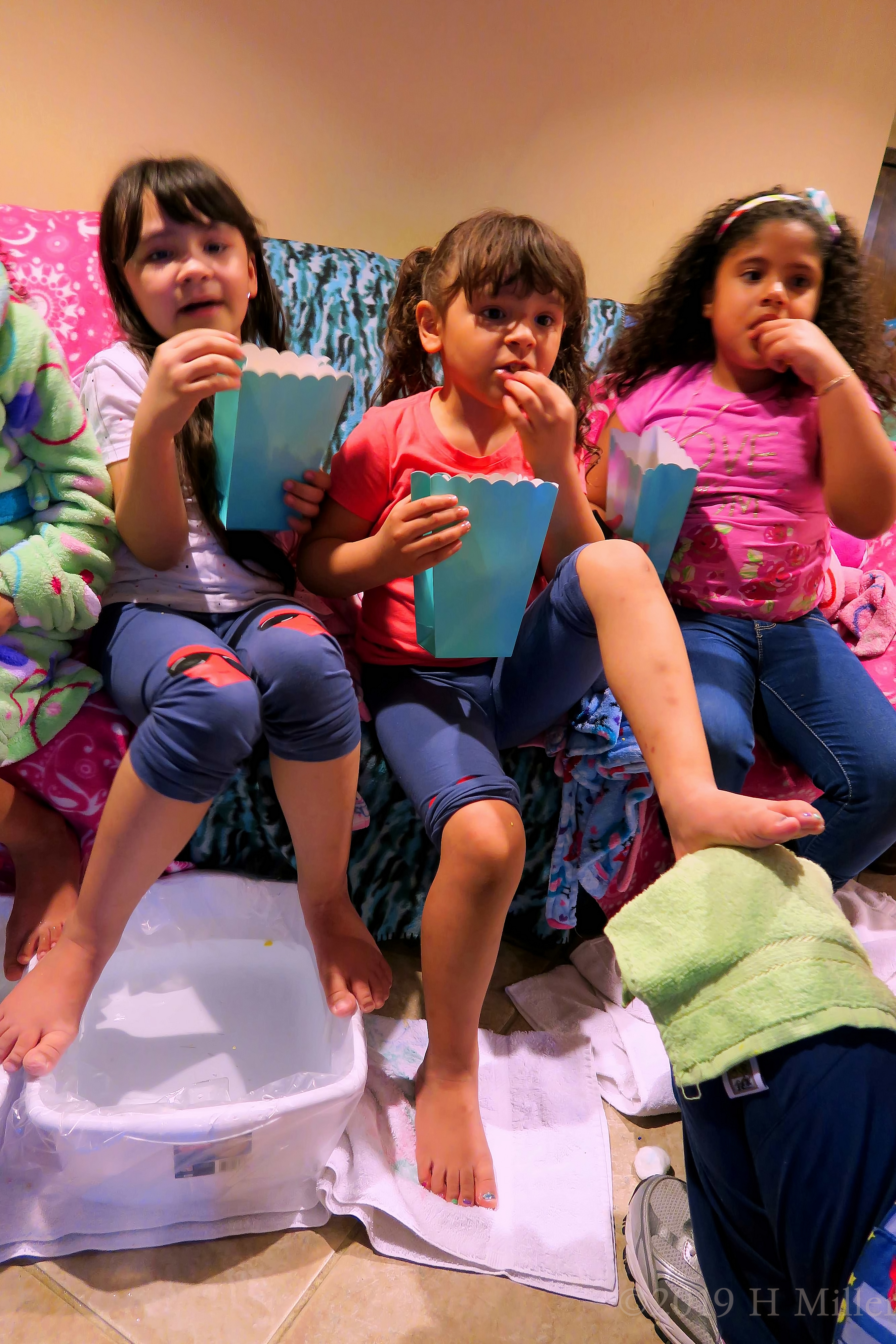 Party Guests Eating Popcorn While Having Girls Pedicures At The Spa Party 4 Party Guests Eating Popcorn While Having Girls Pedicures At The Spa Party 4