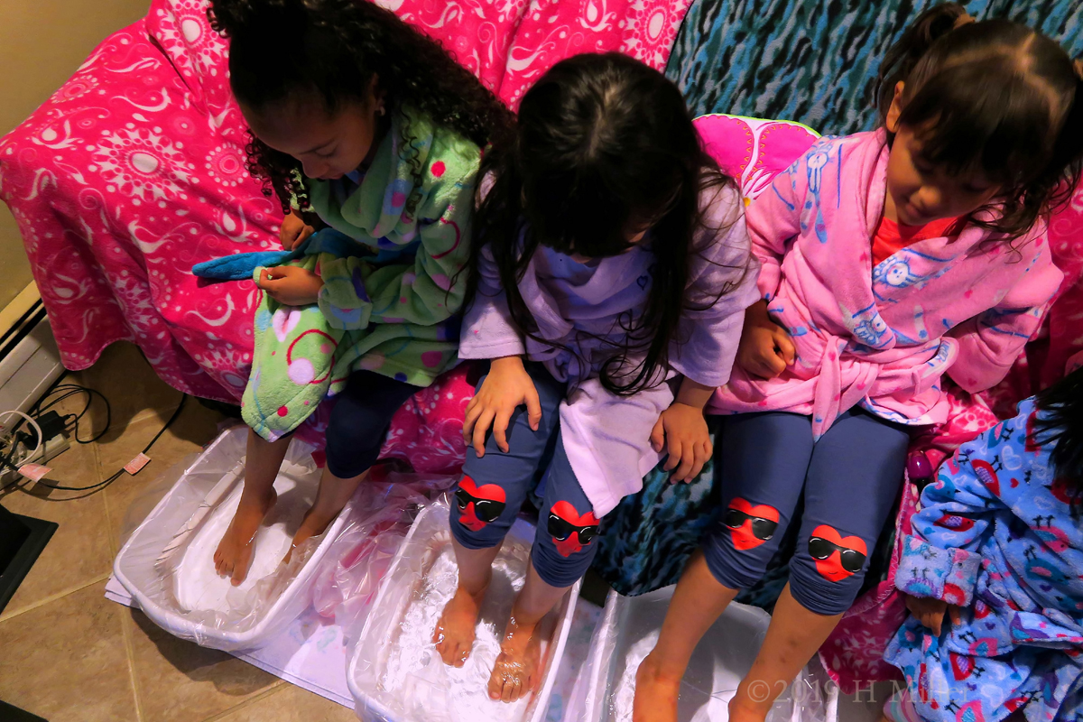 Party Guests Getting Pedicures For Girls! Party Guests Getting Pedicures For Girls!