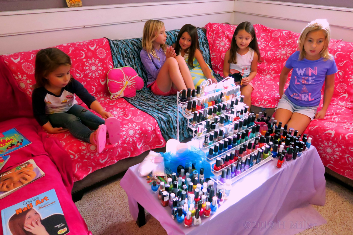 Party Guests Chlling At The Spa For Girls! 