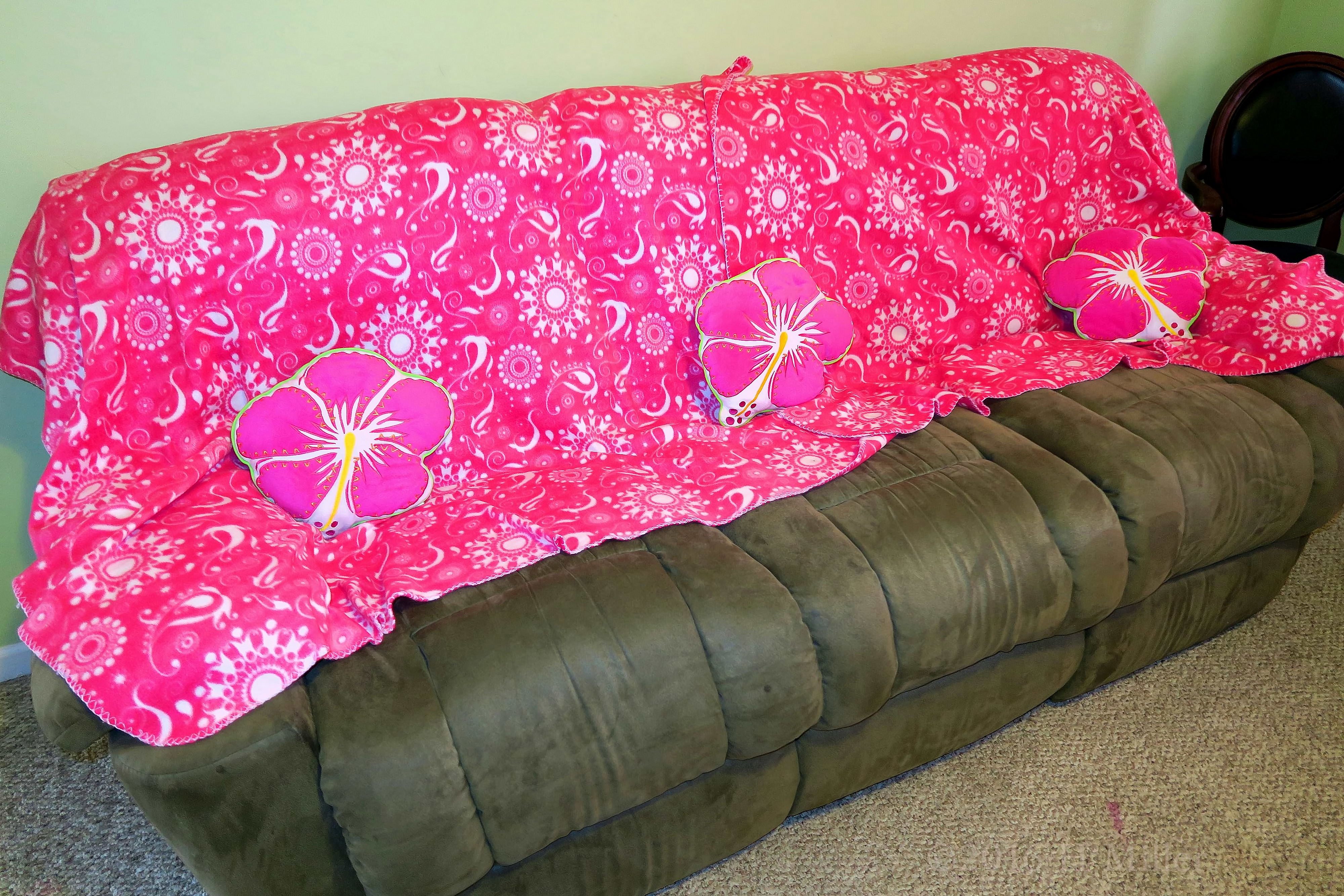 Cute Pink Spa Throws On The Couch To Create A Girls Spa Party Atmosphere! Cute Pink Spa Throws On The Couch To Create A Girls Spa Party Atmosphere!