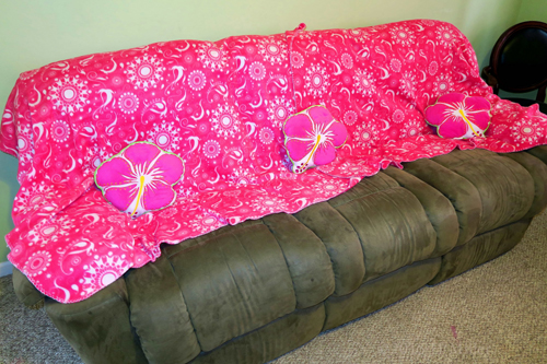 Cute Pink Spa Throws On The Couch To Create A Girls Spa Party Atmosphere! Cute Pink Spa Throws On The Couch To Create A Girls Spa Party Atmosphere!