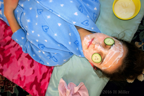 Very Spa Like With This Kids Facial Mask And Robe Very Spa Like With This Kids Facial Mask And Robe