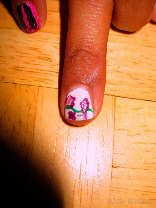 Pretty Flower Vine Accent Nail. Pretty Flower Vine Accent Nail.