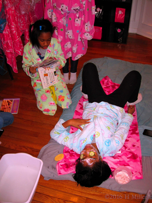 Hanging Out With Friends During Facials Hanging Out With Friends During Facials