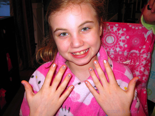 She Loves Her New Mini Mani! She Loves Her New Mini Mani!