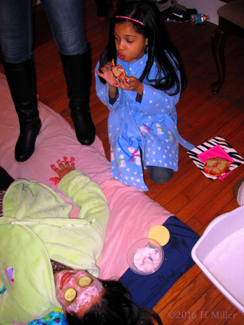 Hanging Out With Friends During Facials Hanging Out With Friends During Facials