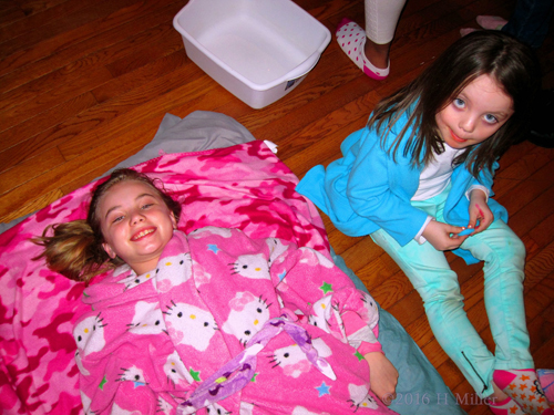 Hanging Out With Friends In The Facial And Massage Area Hanging Out With Friends In The Facial And Massage Area