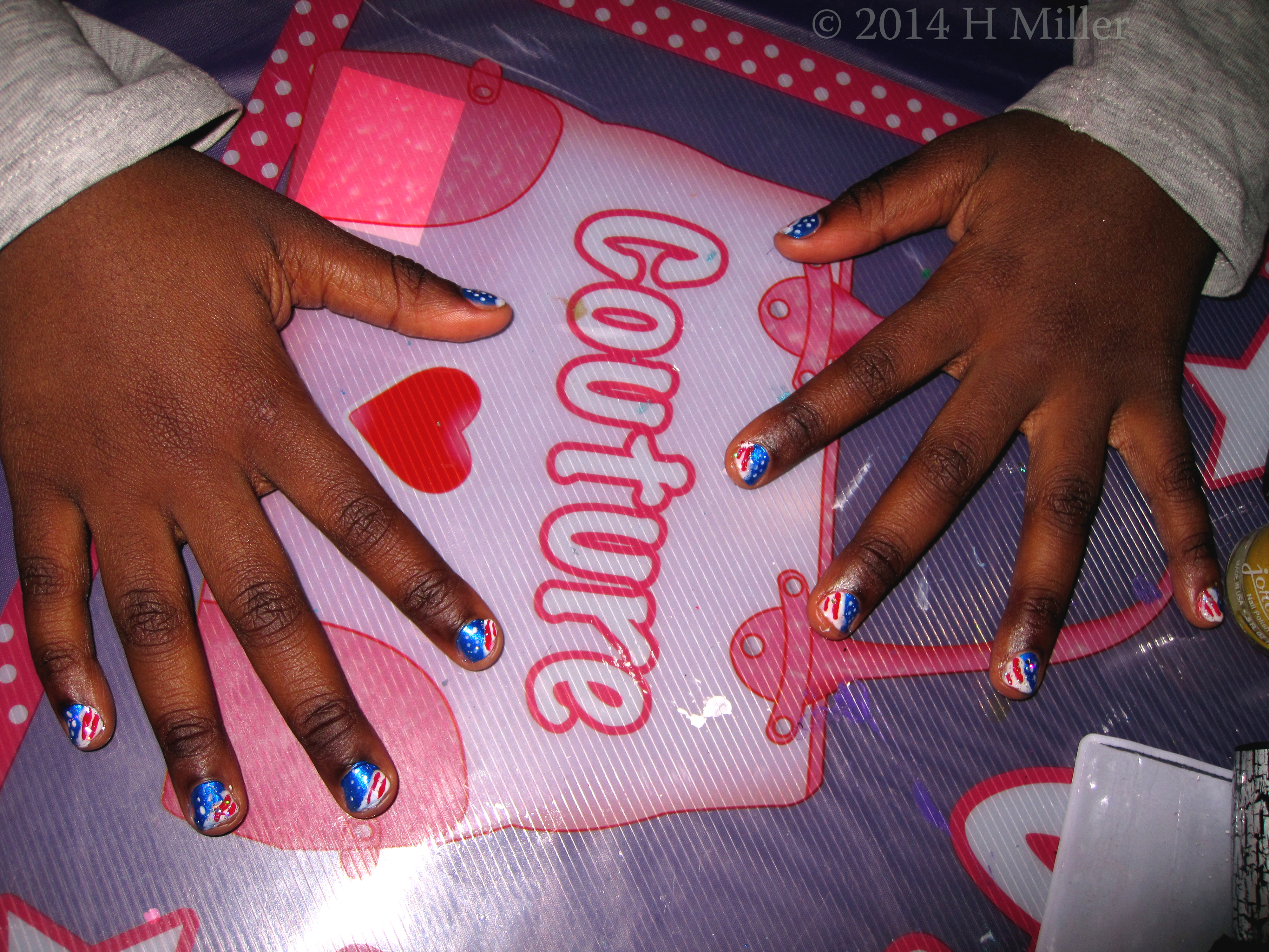 Nail Art American Flags. Tween Mani Designs. Nail Art American Flags. Tween Mani Designs.