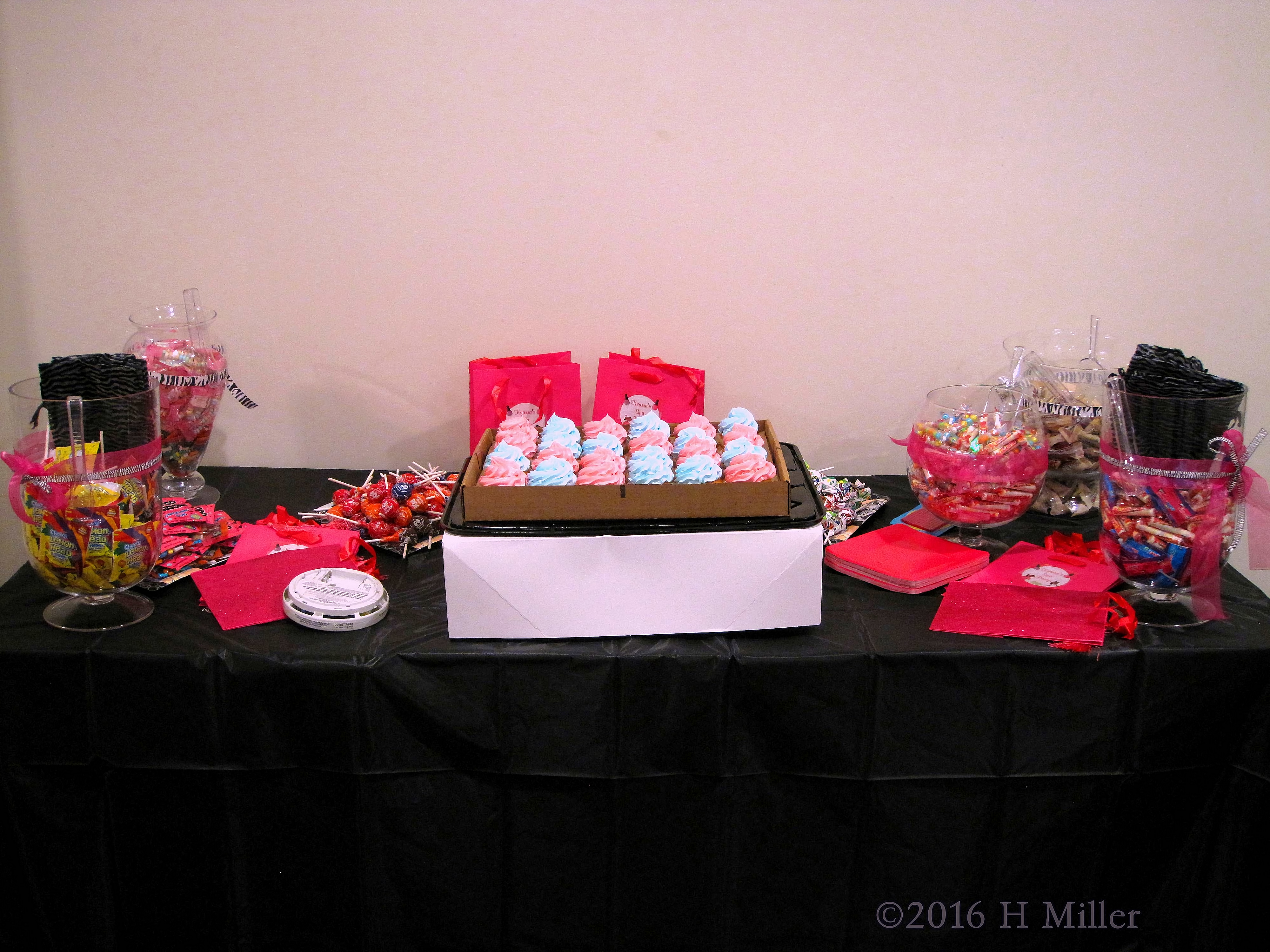 Yummy Party Snacks And Desserts! Yummy Party Snacks And Desserts!