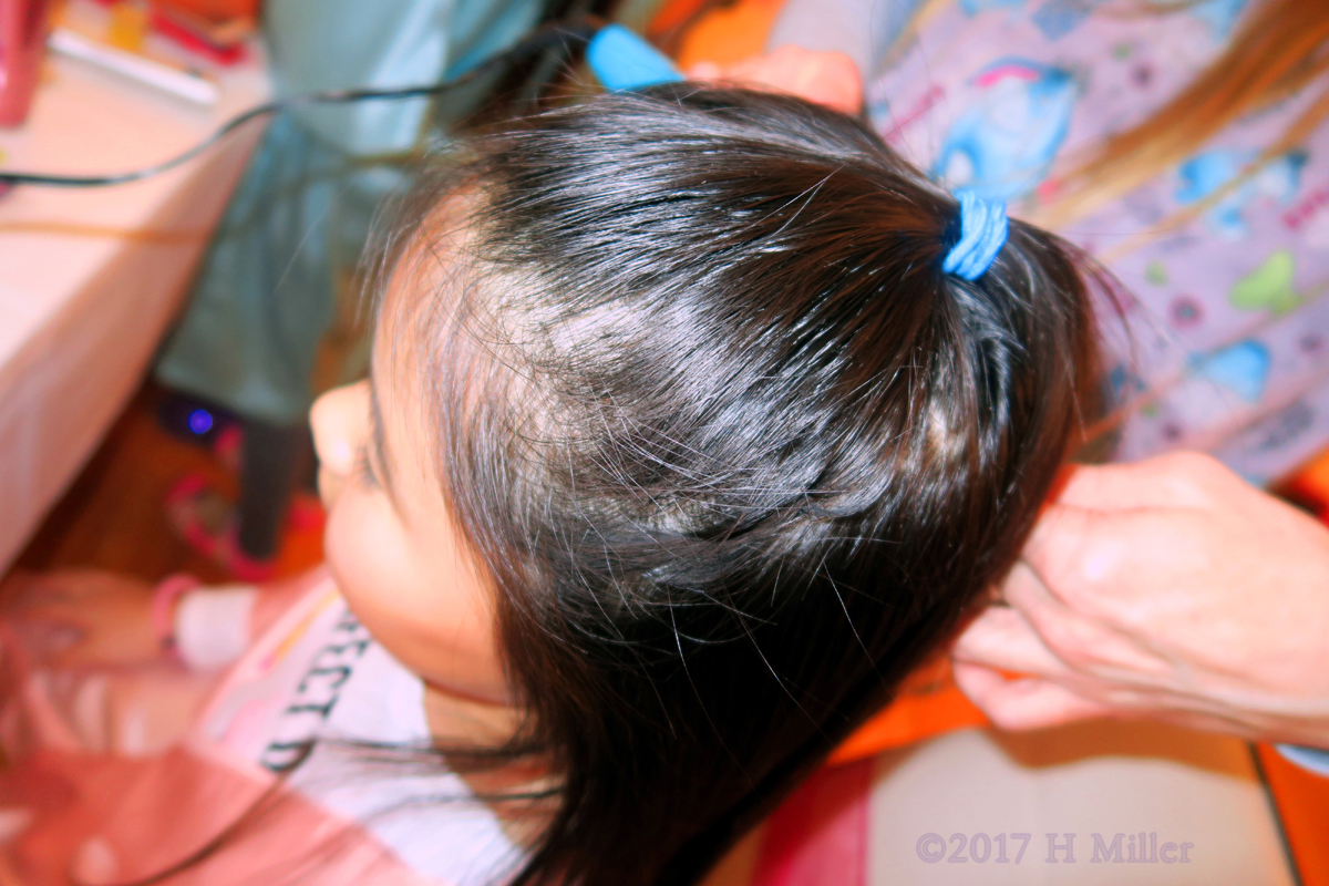 Top View Of This Simple Girls Hairstyle! 