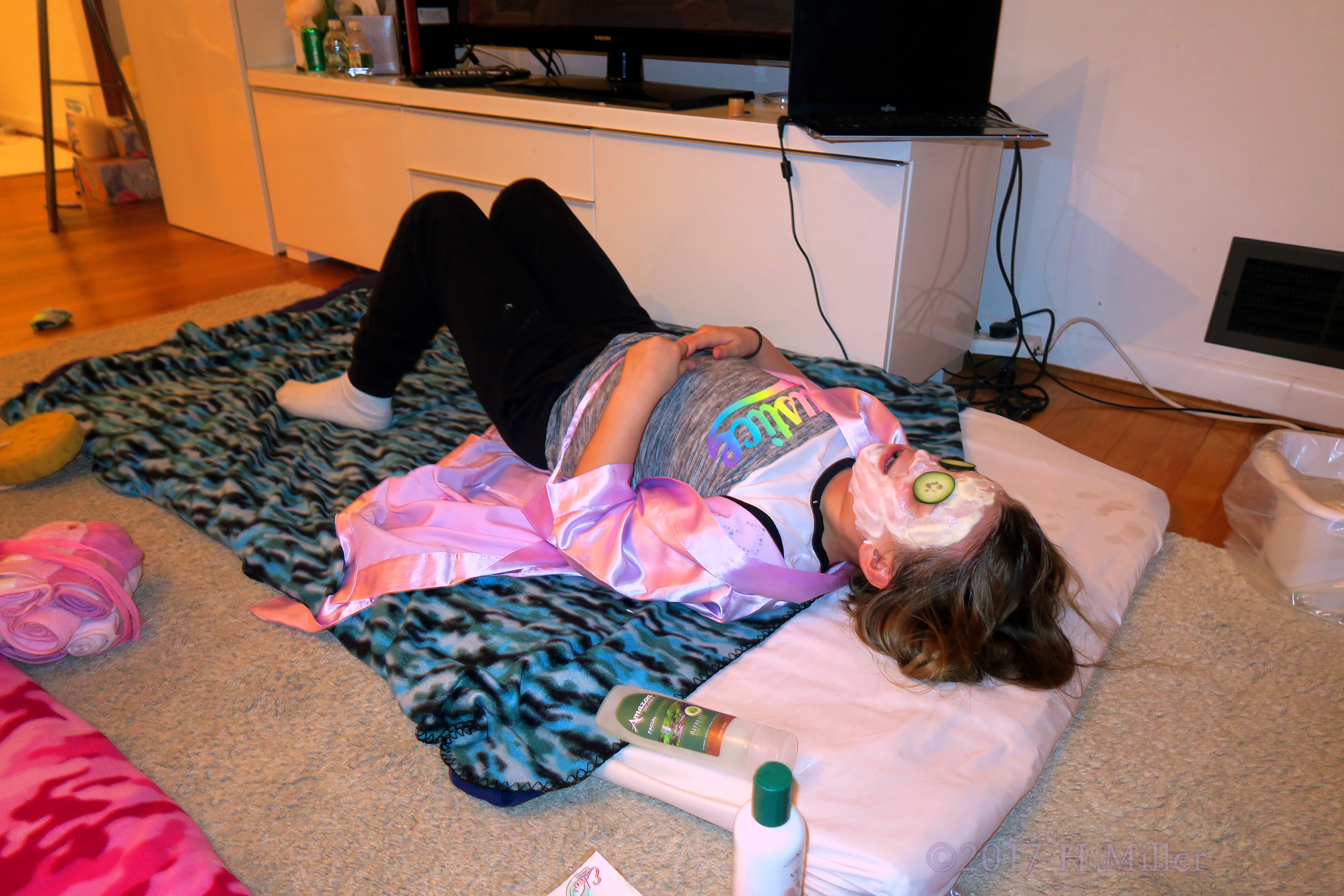 Facial For Girls Session Going On At The Kids Spa Activity Area. Facial For Girls Session Going On At The Kids Spa Activity Area.