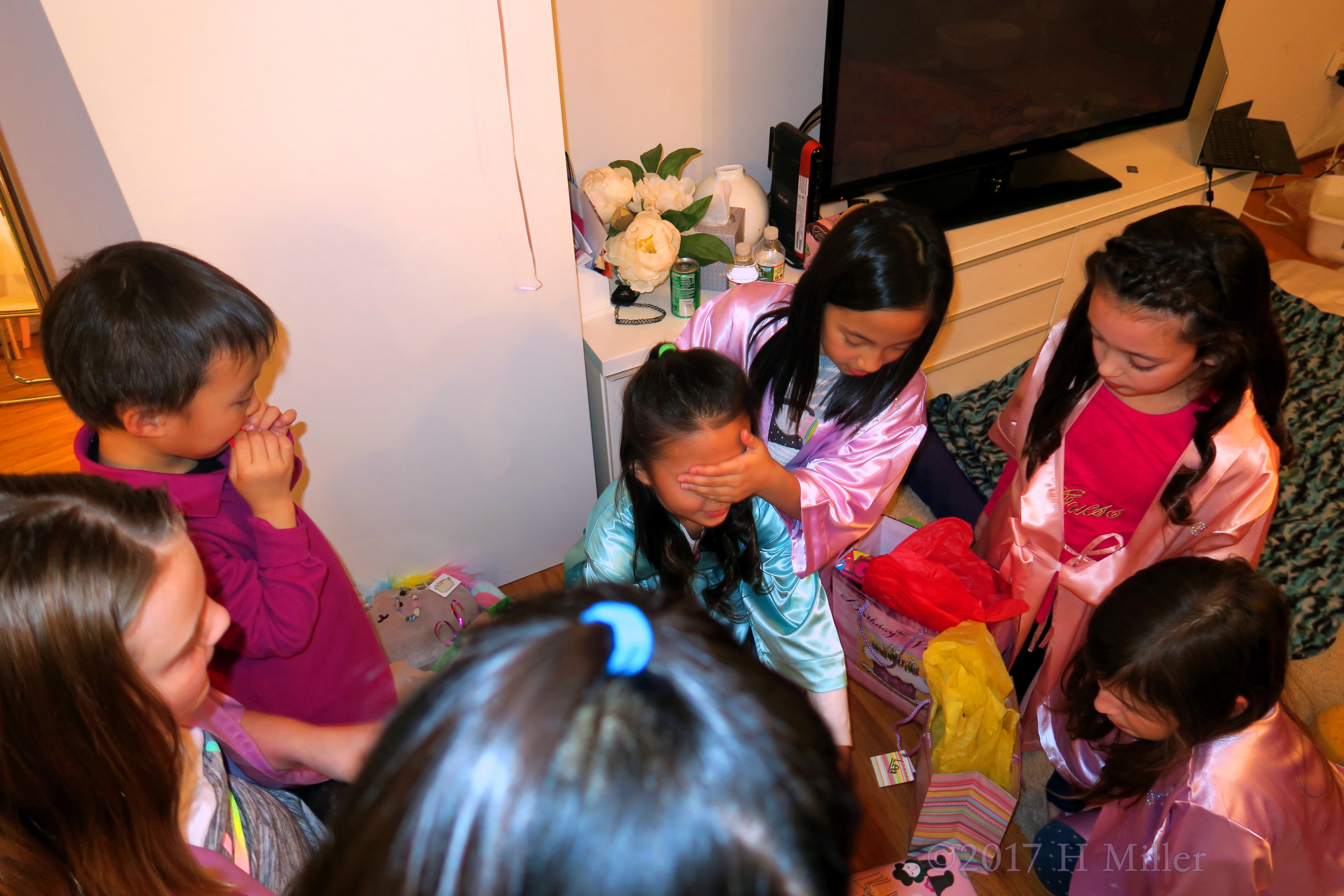 Lea's Friends Make Her Guess The Gifts! Lea's Friends Make Her Guess The Gifts!