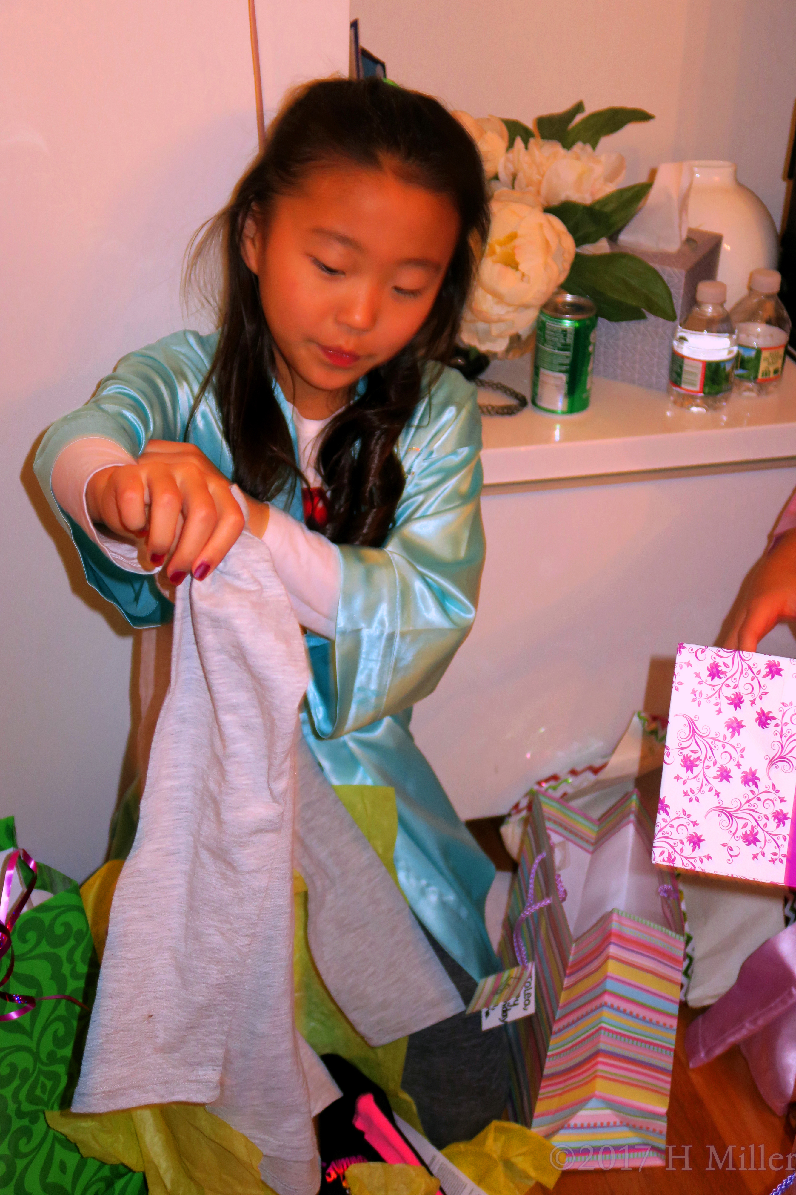 Lea Is Opening The T Shirt To Have A Better Look At It! Lea Is Opening The T Shirt To Have A Better Look At It!