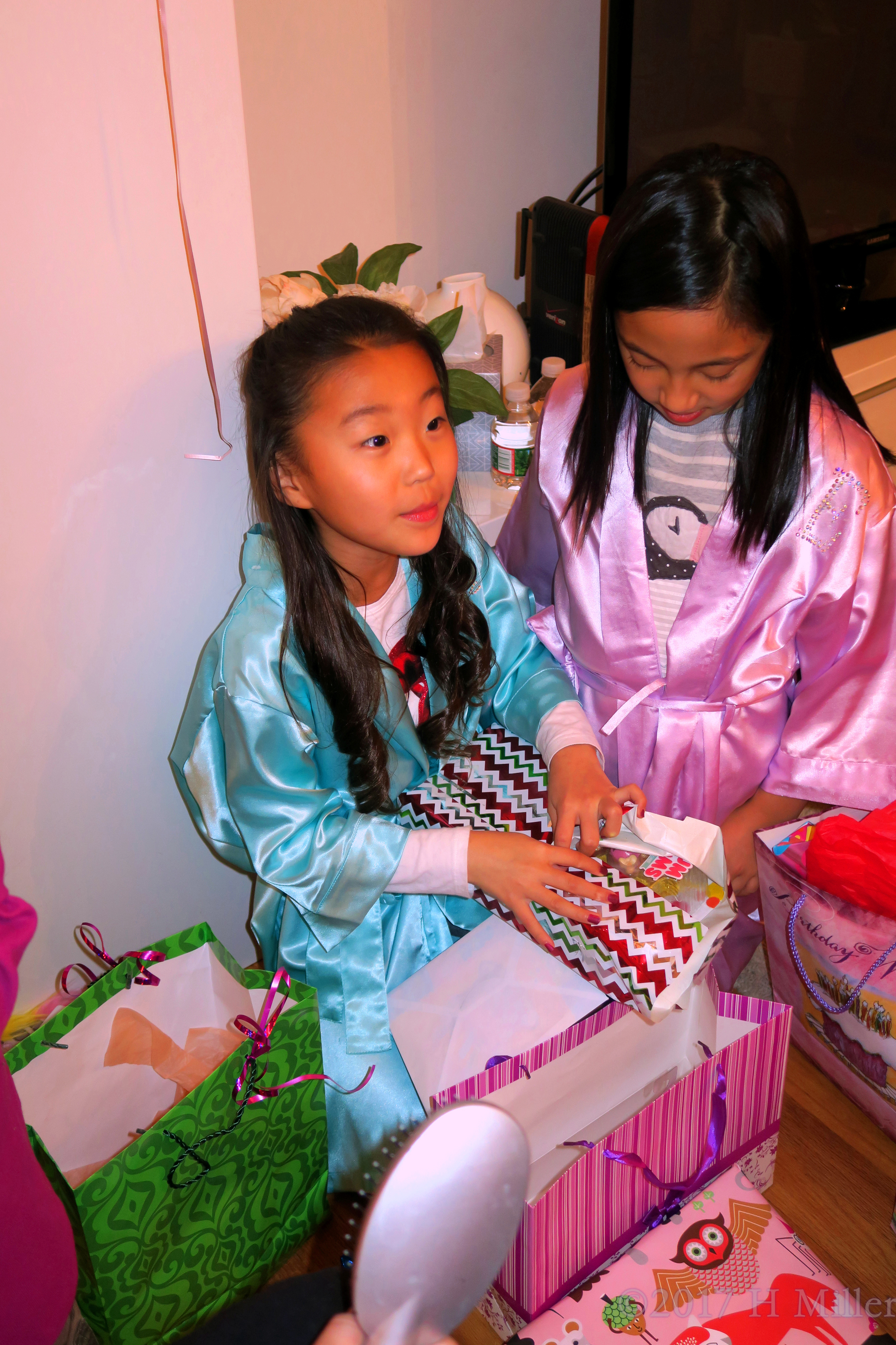 While Opening The Gift Wrap, Lea Tries To Guess What It Could Be! While Opening The Gift Wrap, Lea Tries To Guess What It Could Be!