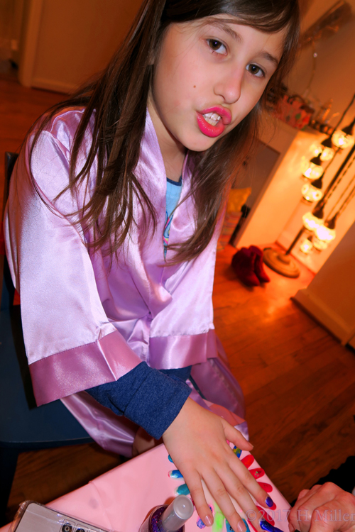 Candid Capture, Her Manicure Looks Cute! Candid Capture, Her Manicure Looks Cute!