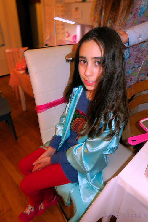 Sitting On The Kids Haistyling Activity Chair. Sitting On The Kids Haistyling Activity Chair.