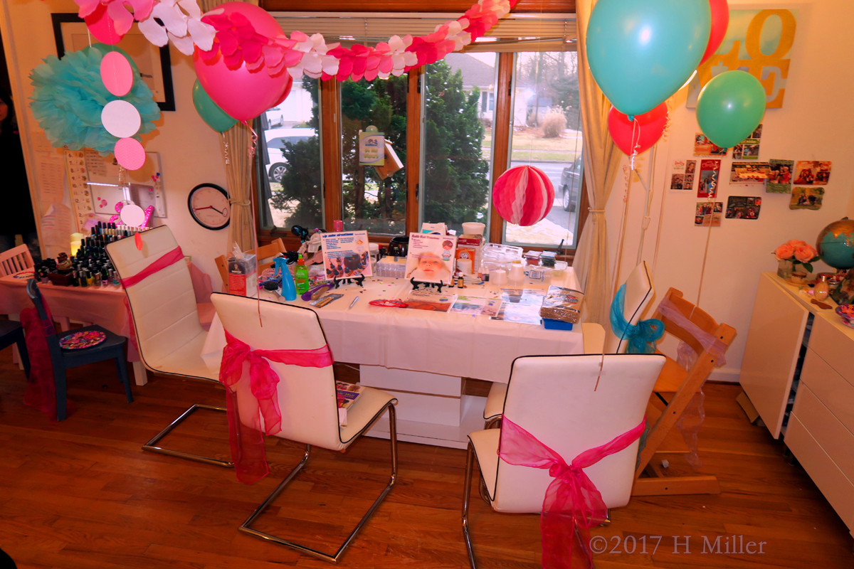 Complete Setup Of Hair Styling And Kids Crafts Decorated Amazingly. 