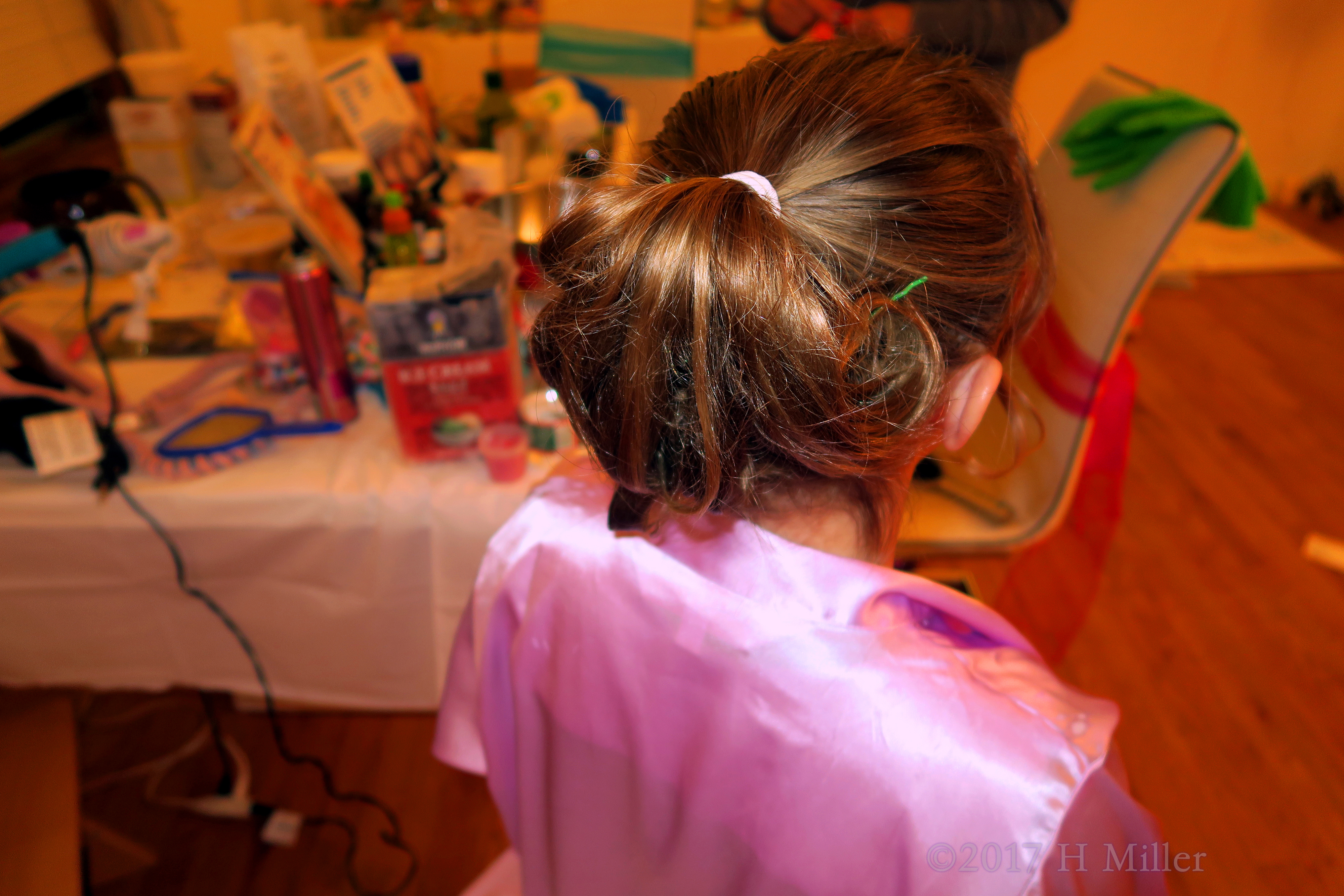 Balloon Pony Tail Girls Hairstyle Gives Her A Completely Different Look! 