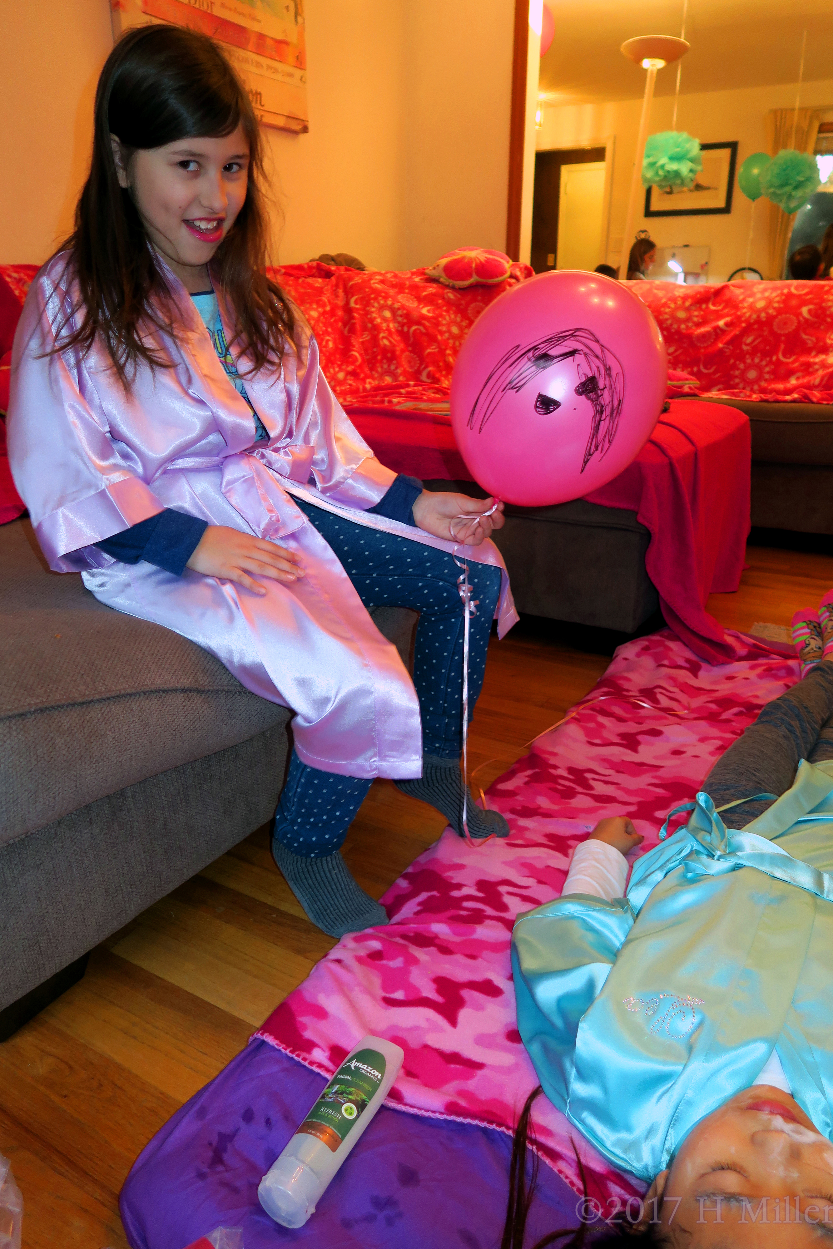 She Drew A Cute Sketch Over The Birthday Balloon! 4 She Drew A Cute Sketch Over The Birthday Balloon! 4