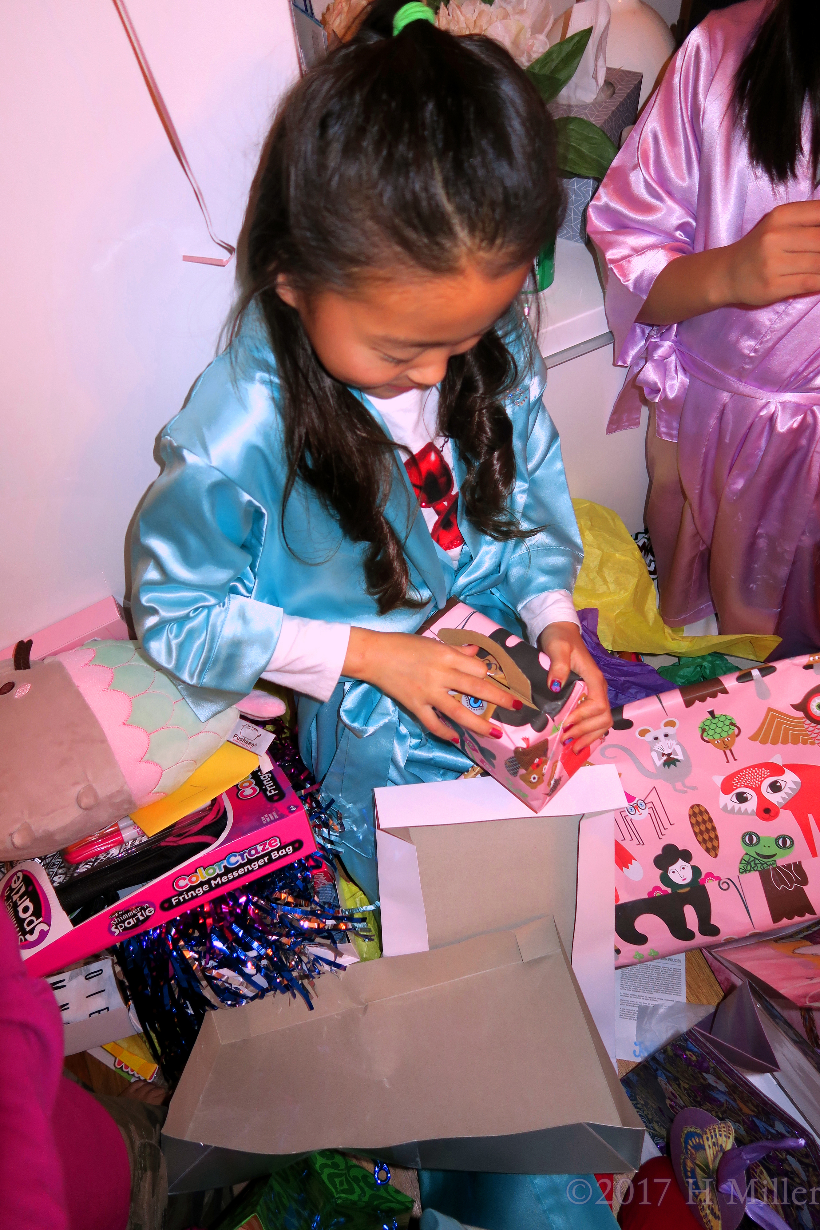 What's Inside That Little Box, Lea Wonders! What's Inside That Little Box, Lea Wonders!