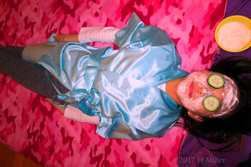 Relaxing During Kids Facial Session! Relaxing During Kids Facial Session!