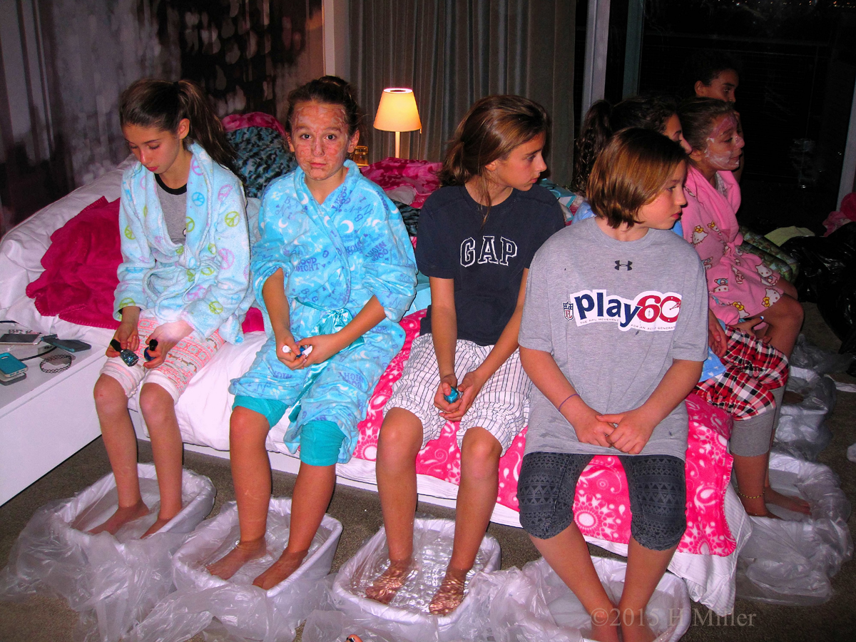 Hotel Kids Spa Party Pedi Essential Oil Scented Footbath In Warm Water! 