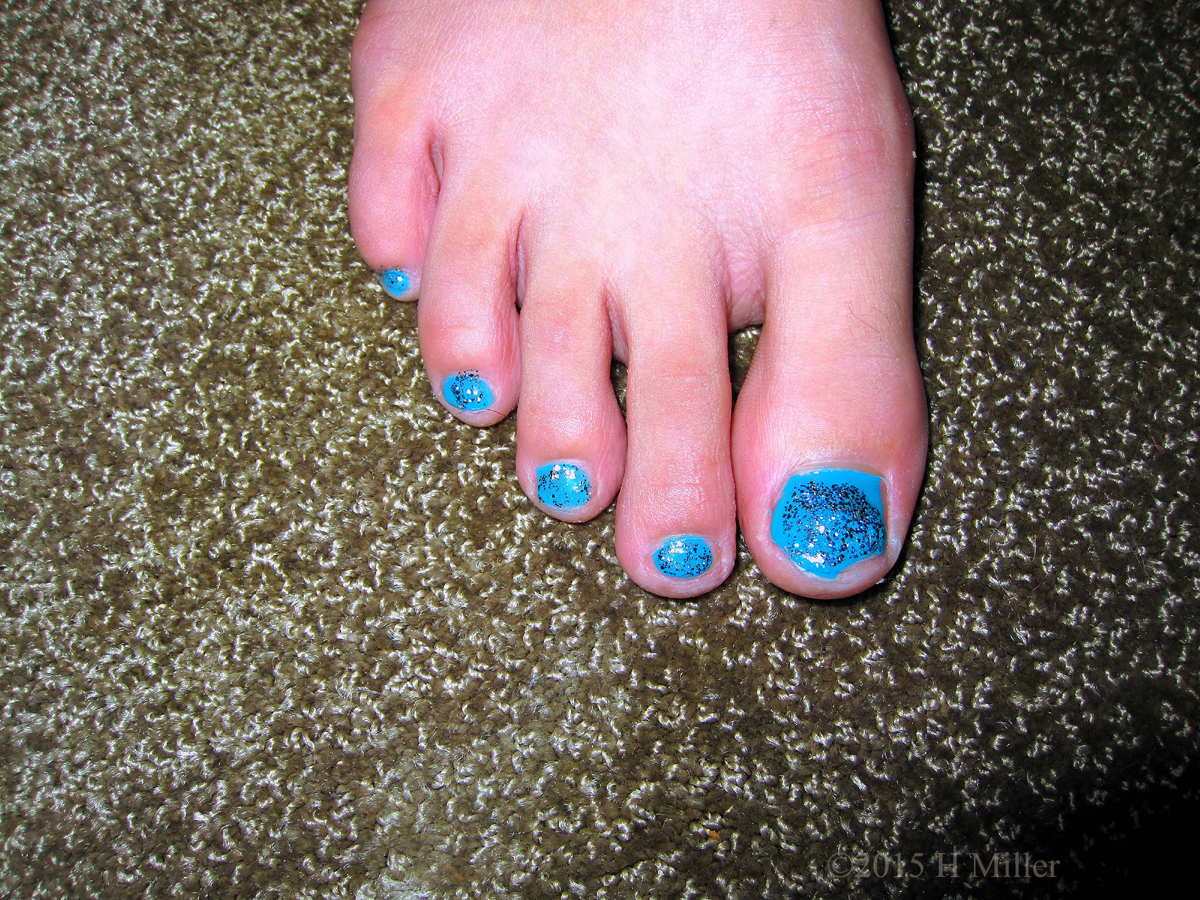 Robin's Egg Blue Girls Pedi With Silver Sparkly Glitter. 