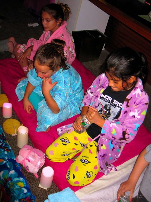 The Girls Gather Round And Watch The Facial The Girls Gather Round And Watch The Facial