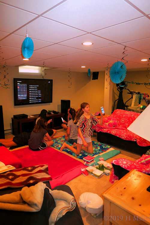 Girls Enjoy Fun Activities At The Spa Party Girls Enjoy Fun Activities At The Spa Party