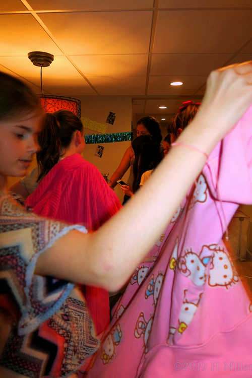 Mackenzie Selecting A Pretty Spa Robe Mackenzie Selecting A Pretty Spa Robe