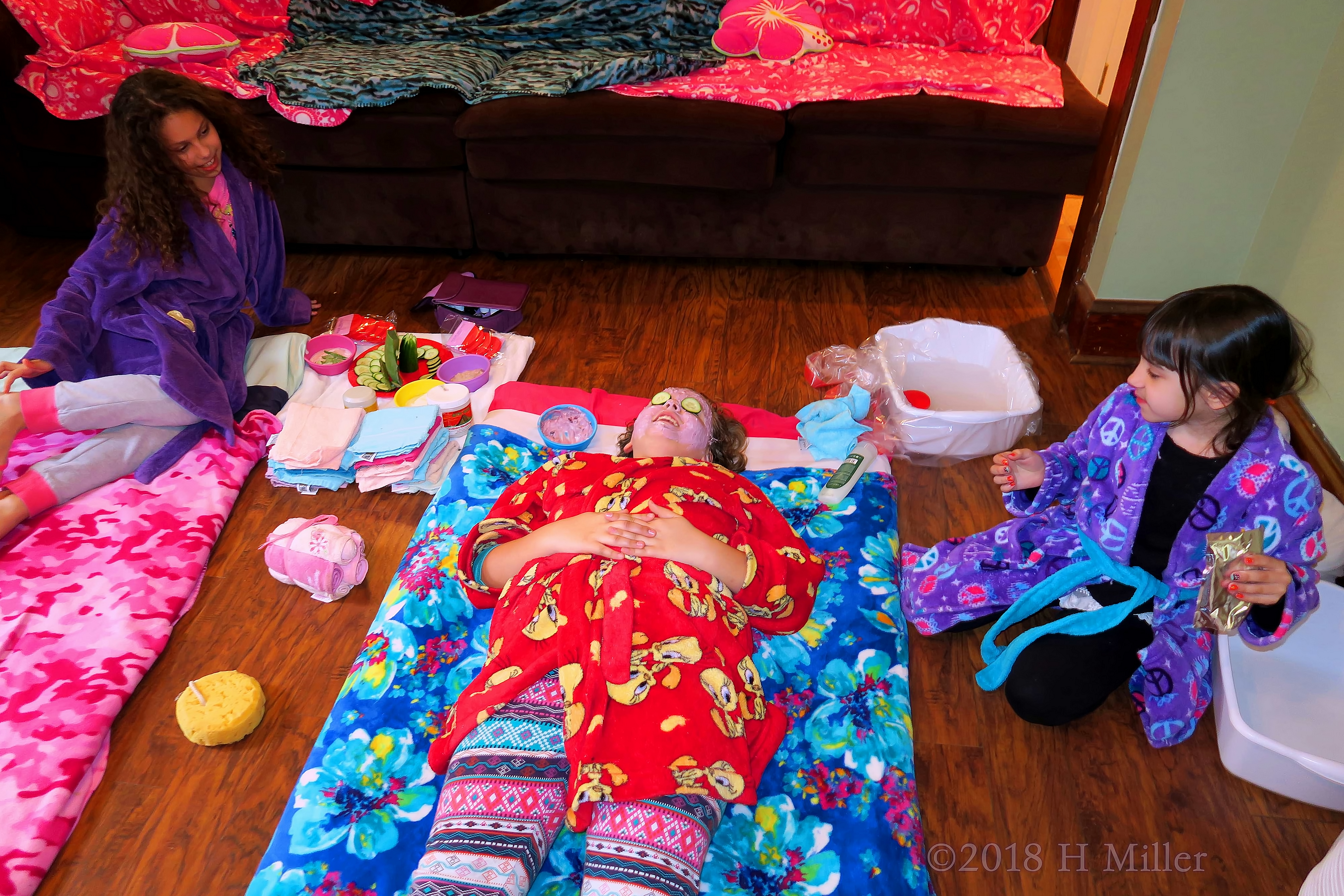 Two Friends Look On While Another Gets A Girls Facial Two Friends Look On While Another Gets A Girls Facial